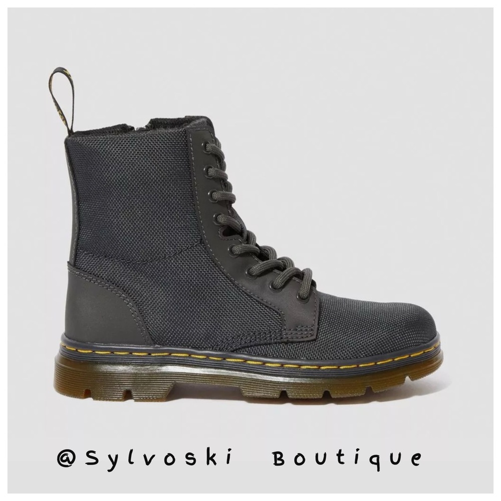 ๐ DR MARTENS JUNIOR UNISEX COMBS EXTRA TOUGH POLY CASUAL BOOTS NWT - Picture 3 of 14
